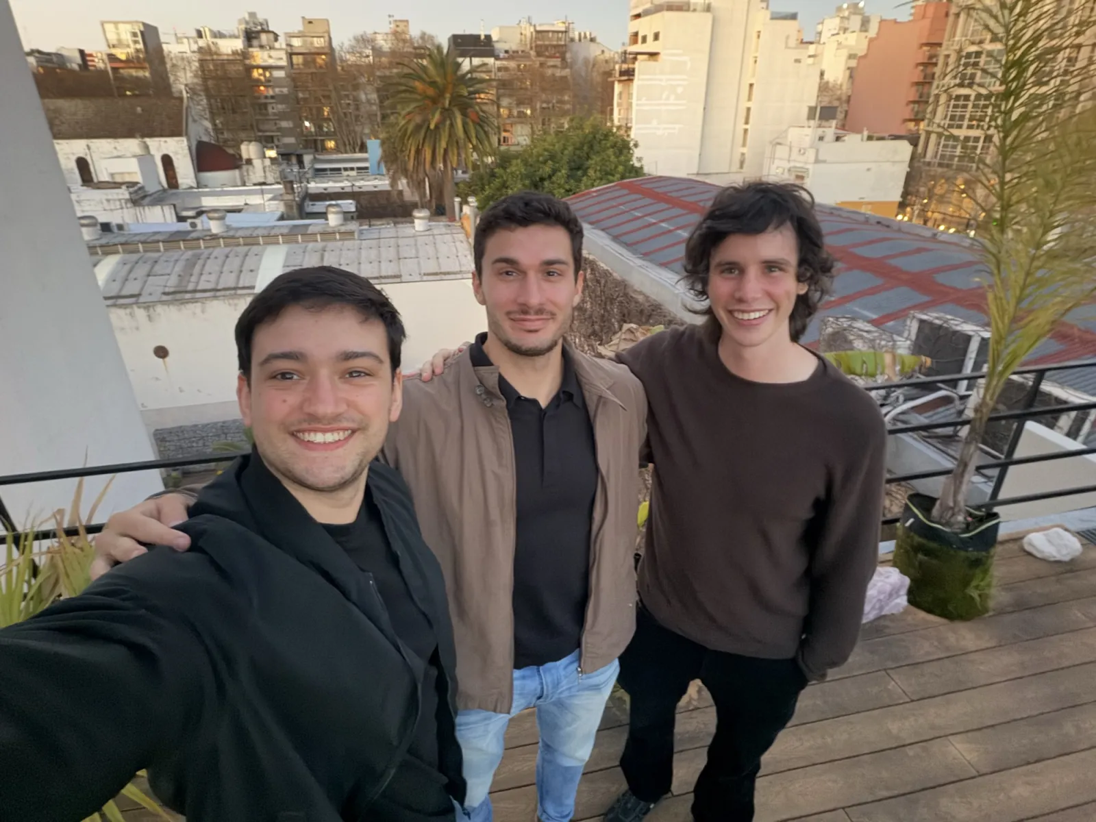 El equipo de Programon en una terraza de Buenos Aires